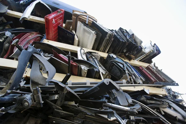 Auto-onderdelen in autokerkhof — Stockfoto