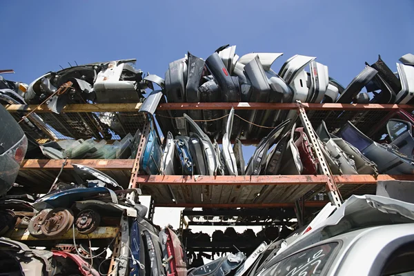 Auto-onderdelen in autokerkhof — Stockfoto