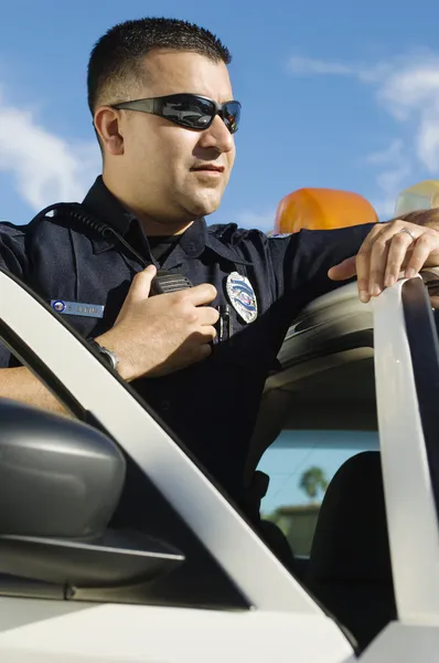 Офицер полиции использует двустороннее радио Стоковая Картинка