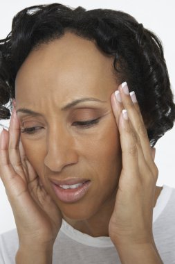 Şiddetli baş ağrısı çeken kadın.