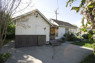 terk edilmiş evde kapıyı bindik.