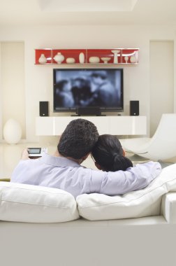 çift televizyon izliyor.