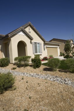 yeni ev ile landscaped yard