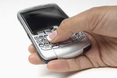 ileti gönderme sırasında cep telefonu düğmelere basarak el