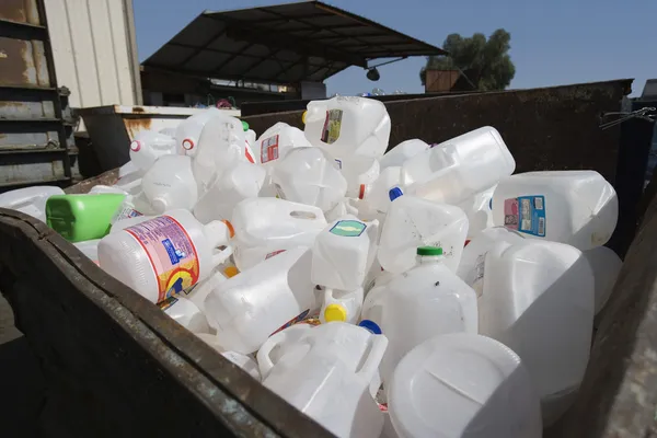 Latas de plástico no chão de dumping — Fotografia de Stock