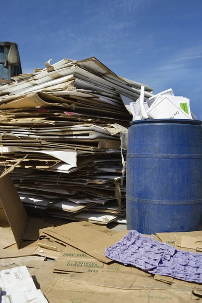 Stapel cardbox vakken met huisvuil — Stockfoto