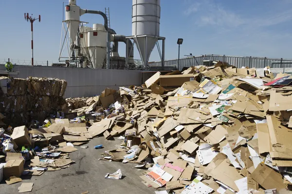 Cajas de cartón en el centro de reciclaje — Foto de Stock