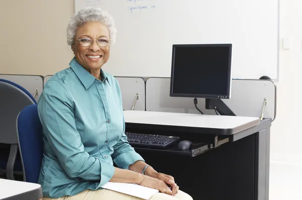 Läraren sitter i klassrummet — Stockfoto