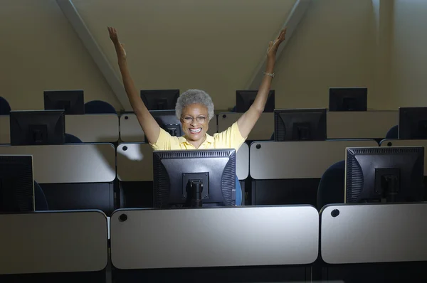 Kadın profesörü bilgisayar sınıf zaferini kutluyor — Stok fotoğraf