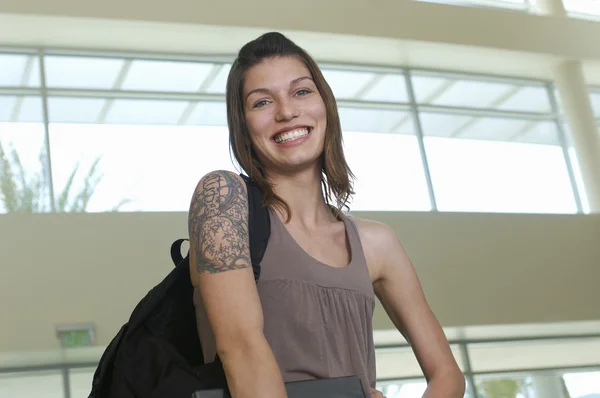 Kvinnlig student leende — Stockfoto