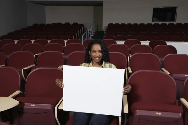 Studente donna con insegna in aula — Foto Stock