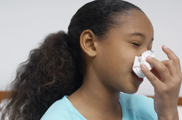 Dívka foukání nosem — Stock fotografie