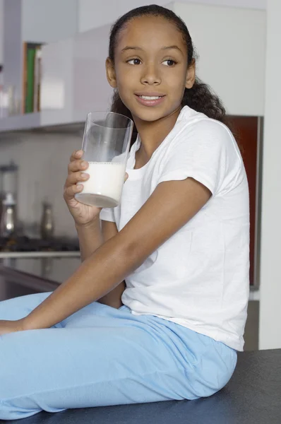 Gadis memegang segelas susu — Stok Foto