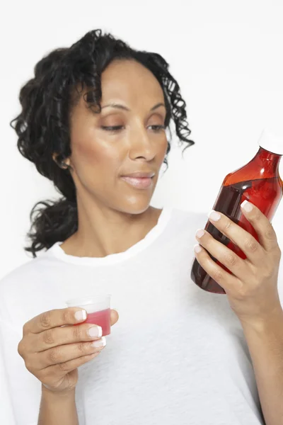 Mujer leyendo medicina botella — Foto de Stock