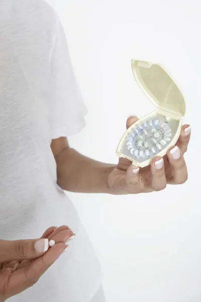 Frau im Besitz von Tabletten — Stockfoto