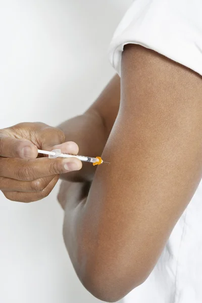 Man injecteren van insuline met behulp van spuit — Stockfoto