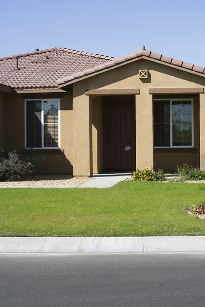 Nueva casa con césped arreglado — Foto de Stock