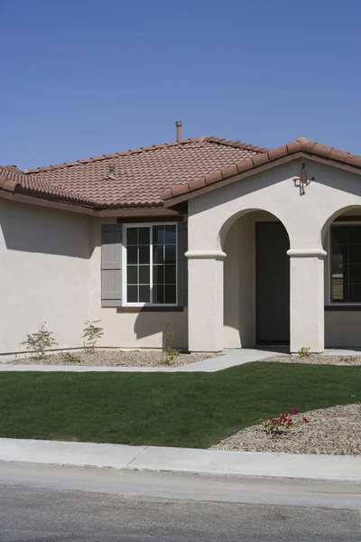 Nueva casa con entrada arqueada — Foto de Stock