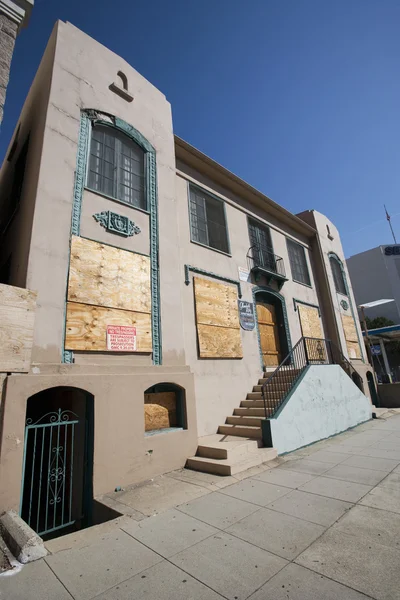 Boarded Up Apartment Building — Stock Photo, Image