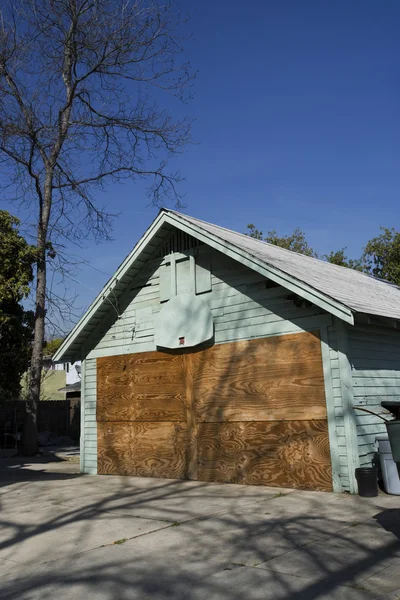 Bordade upp garaget i tomt hus — Stockfoto
