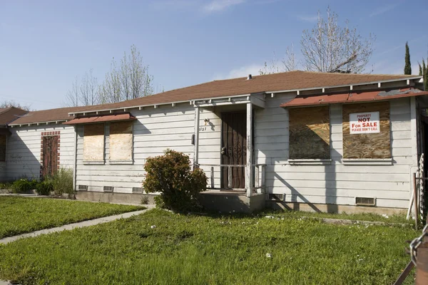 Casa abandonada não à venda — Fotografia de Stock