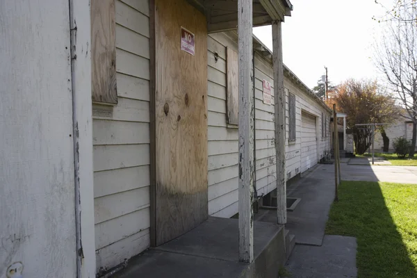 Verlassenes Haus mit vergitterten Fenstern — Stockfoto