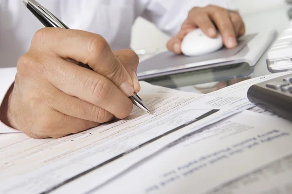 Hombre trabajando en el escritorio — Foto de Stock