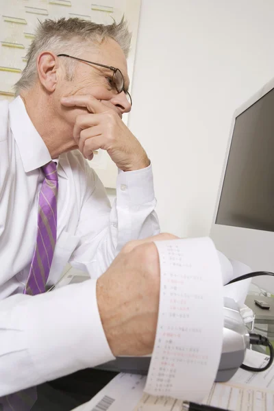 Geschäftsmann arbeitet am Schreibtisch — Stockfoto