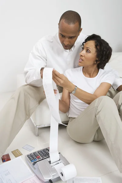 Casal fazendo contas — Fotografia de Stock