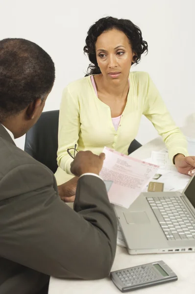Conselheiro financeiro em discussão com a mulher — Fotografia de Stock