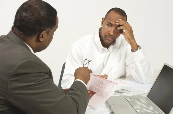 Conseiller financier en discussion avec un homme d'affaires tendu — Photo