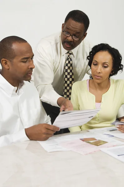 Financieel adviseur plannen uit te leggen aan paar — Stockfoto