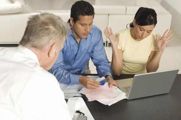 Asesor financiero con pareja en casa — Foto de Stock