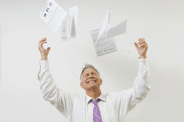 Man gooien rekeningen in de lucht — Stockfoto