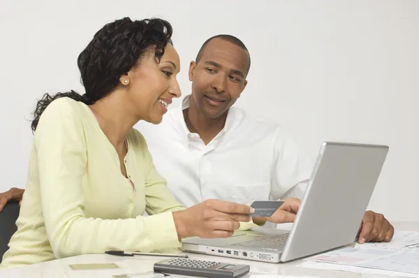 Casal fazendo uma transação online — Fotografia de Stock