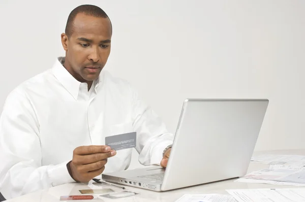 Homme faisant des transactions en ligne — Photo