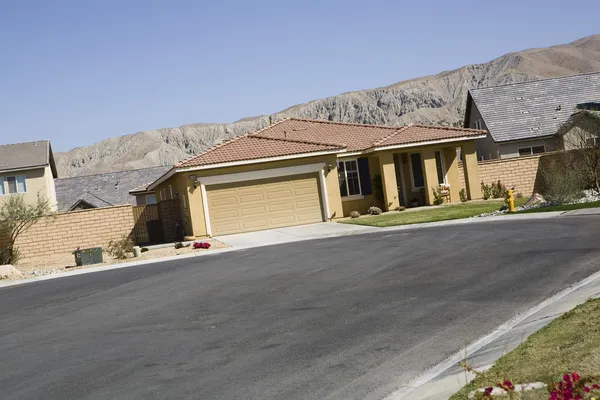 House in front of empty road — Stock Photo, Image