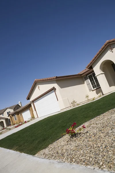 Nueva casa con césped arreglado — Foto de Stock