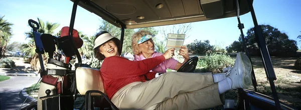 Vrouwen lachen In de golfkar — Stockfoto