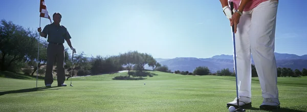 Vrouw golfen — Stockfoto