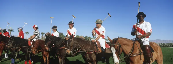 Joueurs de polo et arbitre à cheval — Photo