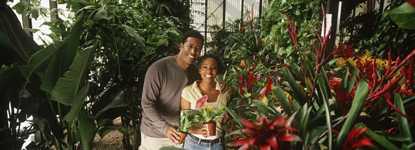 Paar mit Blumentopf — Stockfoto