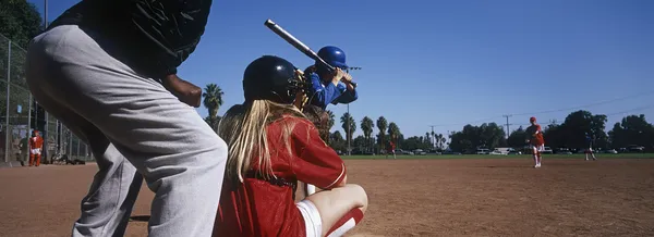 Baseball team öva på marken med domare — Stockfoto