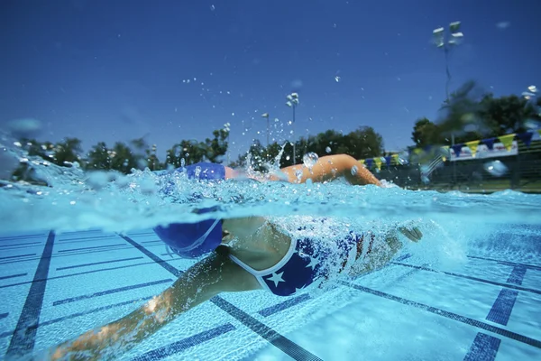 Nadador feminino nadando na piscina — Fotografia de Stock