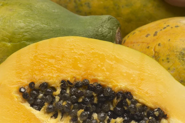 Sulu papaya dilimlenmiş — Stok fotoğraf