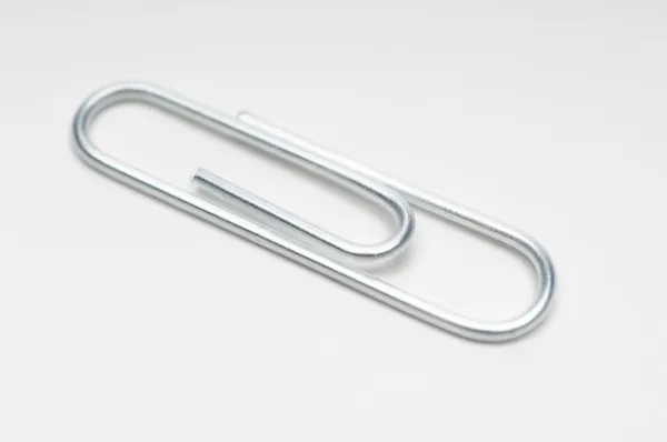 Geïsoleerde paperclip — Stockfoto