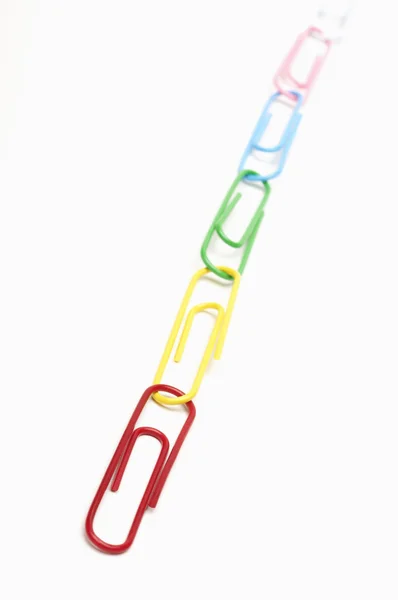 Wiersz Multi kolorowe spinacze do papieru — Zdjęcie stockowe