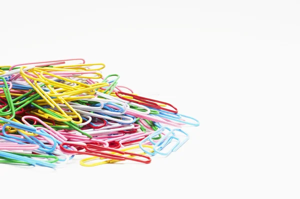 Heap de clipes de papel multicoloridos — Fotografia de Stock