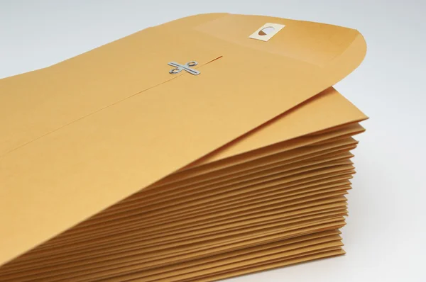 Stapel bruin enveloppen — Stockfoto