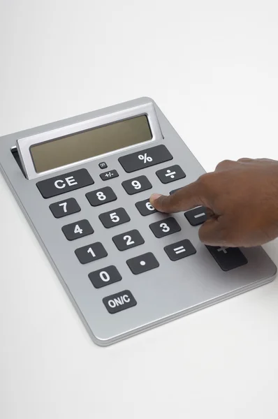 Primer plano de la tecla de pulsación de dedo en la calculadora digital — Foto de Stock
